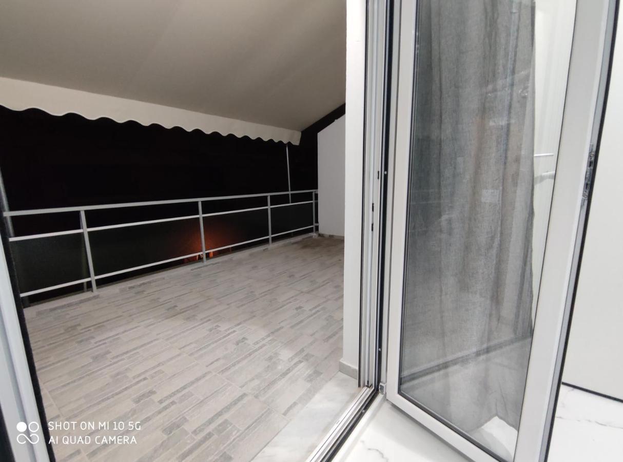 Modern Apartment With A Huge Terrace Atena Exterior foto